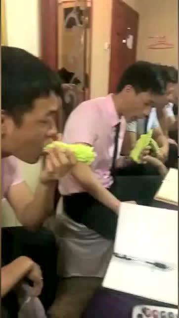 老板被员工吃瓜,职场风云再起
